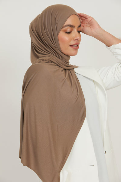 Deebaje Abaya in Cafe