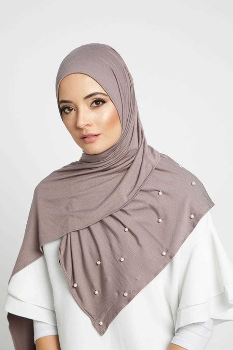 Hijab Style: Adding the Finishing Touches
