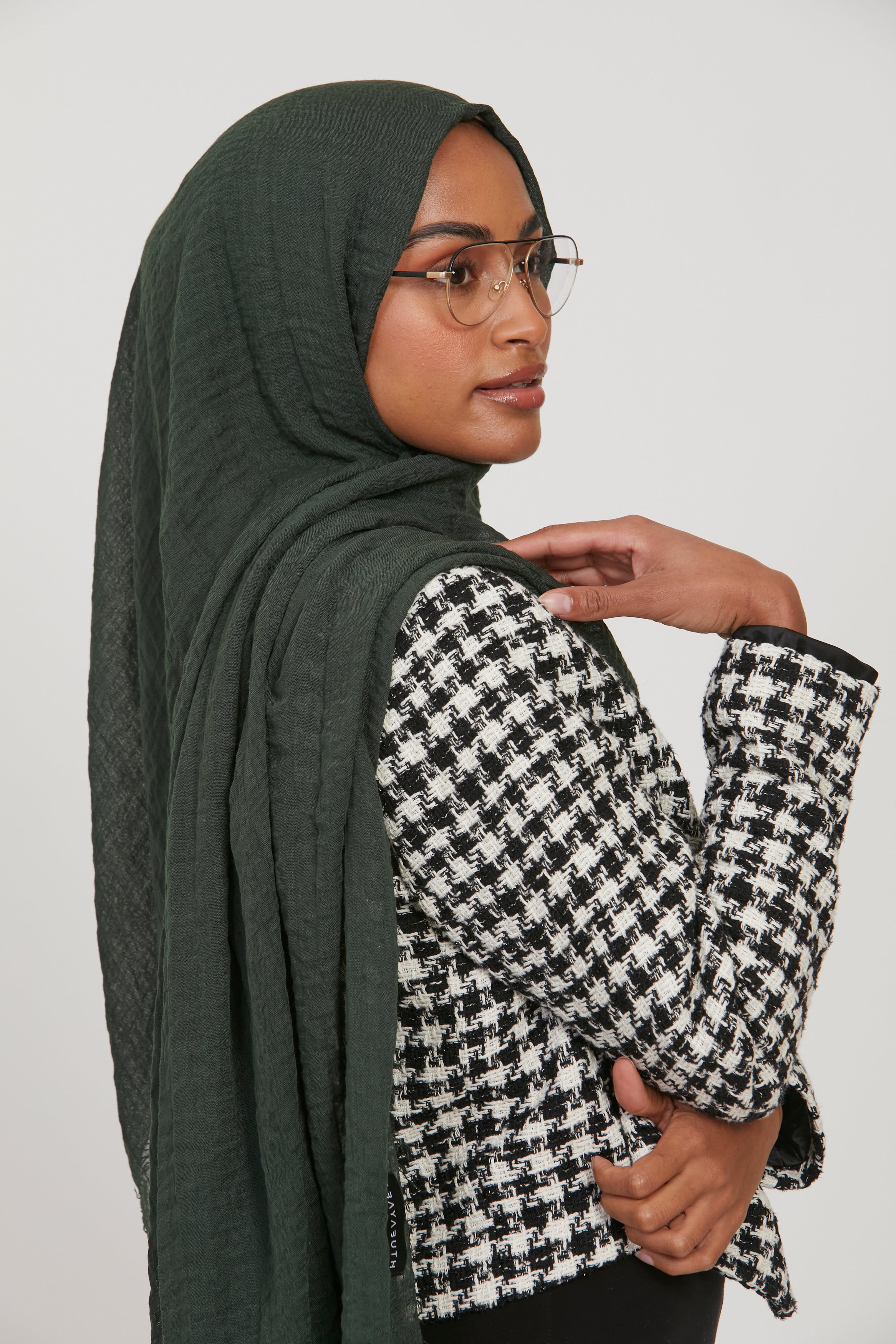 Frayed Crinkle Hijab Dark Green – AbayaButh - Main Image